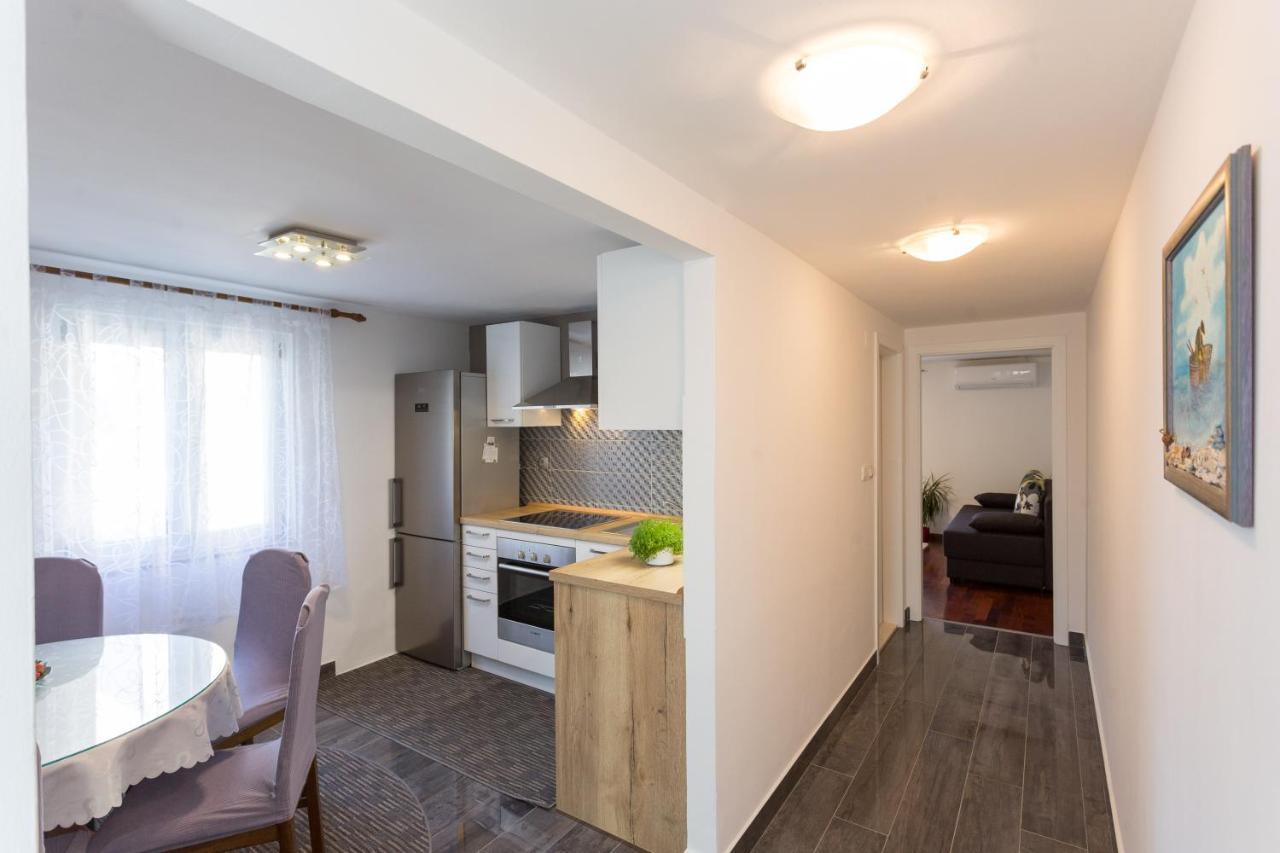 Apartments Lidija - Sea View Apartment With Exclusive Right Of Using Hot Tub Or Split Level Apartment With Exclusive Right Of Using Pool Podstrana Bagian luar foto
