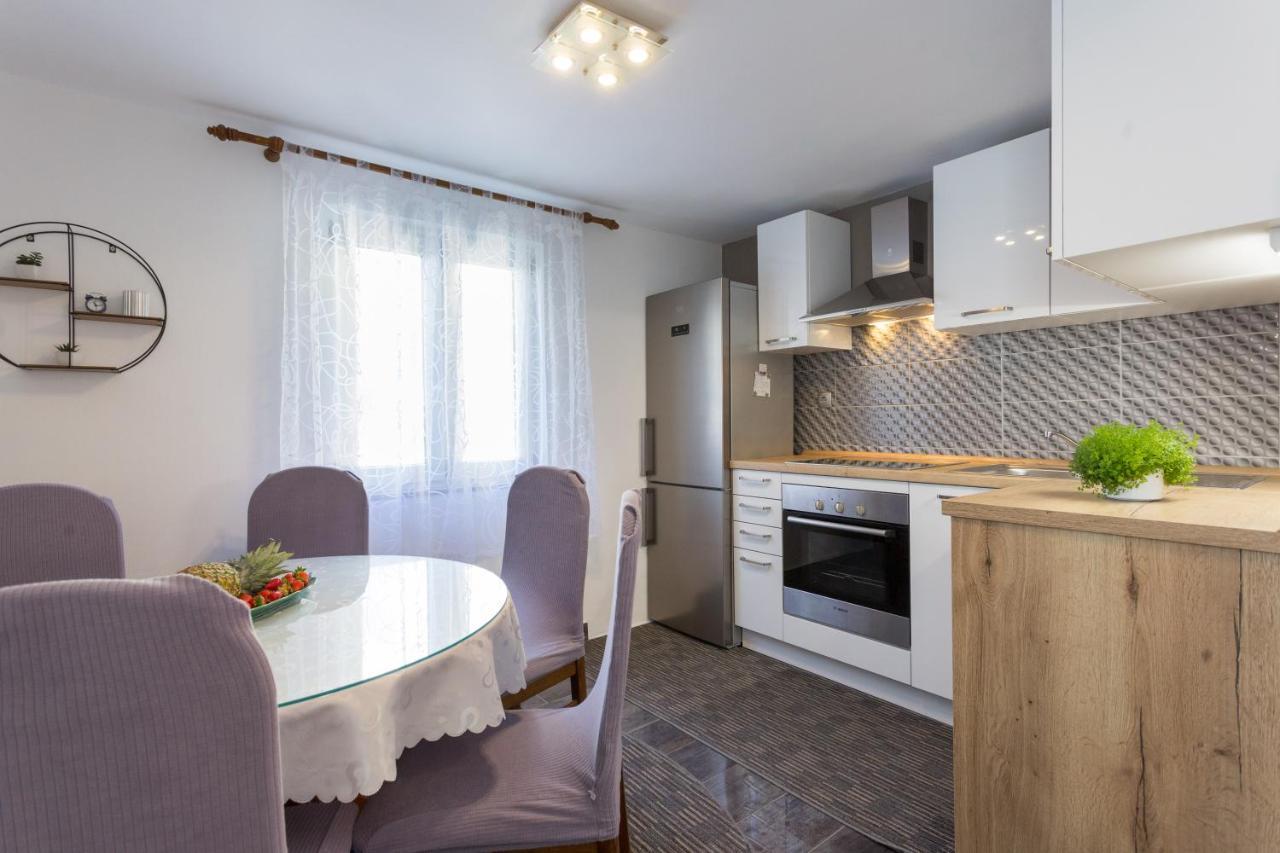 Apartments Lidija - Sea View Apartment With Exclusive Right Of Using Hot Tub Or Split Level Apartment With Exclusive Right Of Using Pool Podstrana Bagian luar foto