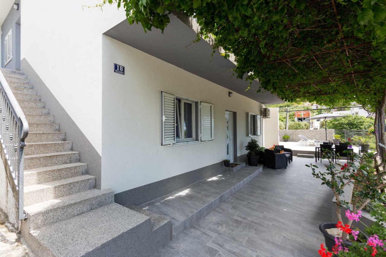 Apartments Lidija - Sea View Apartment With Exclusive Right Of Using Hot Tub Or Split Level Apartment With Exclusive Right Of Using Pool Podstrana Bagian luar foto
